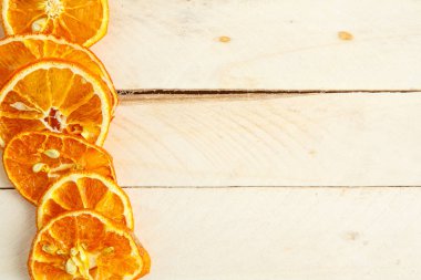 ahşap arka plan üzerinde kurutulmuş portakal. üst görünüm