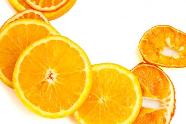 beyaz izole arka plan üzerinde kurutulmuş ve taze portakal. görünüm f