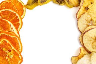 beyaz izole arka plan üzerinde kurutulmuş portakal, muz ve elma