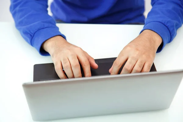 Χέρια ενός νεαρού άντρα που δακτυλογραφεί σε ένα φορητό υπολογιστή. την προβολή από την κορυφή — Φωτογραφία Αρχείου