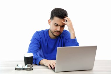 Interne üzerinde iş arayan bir dizüstü bilgisayar da oturan genç bir adam