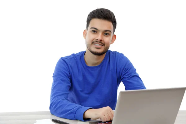 Ένας νεαρός που κάθεται σε ένα φορητό υπολογιστή αναζητώντας δουλειά, κάνοντας δουλειές — Φωτογραφία Αρχείου