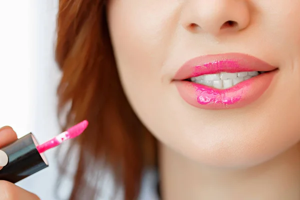 Eine Frau Bemalt Ihre Lippen Mit Einem Pinsel Nahaufnahme — Stockfoto