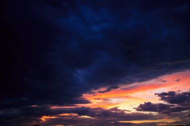 Dağların üzerinde güzel gün batımı. Güzel renkler