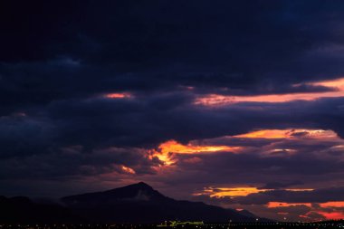 Dağların üzerinde güzel gün batımı. Güzel renkler
