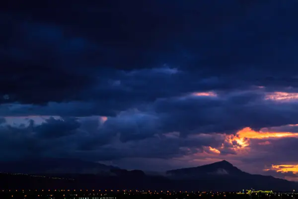 Beautiful Sunset Over Mountains. Beautiful colors — Stock Photo, Image