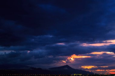 Dağların üzerinde güzel gün batımı. Güzel renkler