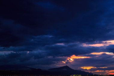 Dağların üzerinde güzel gün batımı. Güzel renkler
