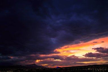 Dağların üzerinde güzel gün batımı. Güzel renkler