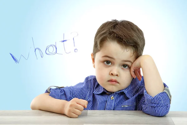 Pequeño Chico Lindo Sus Preguntas Sobre Fondo Claro — Foto de Stock