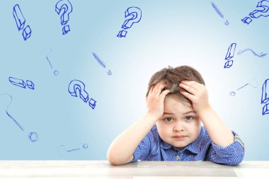 hafif arka plan üzerinde küçük sevimli çocuk ve soruları