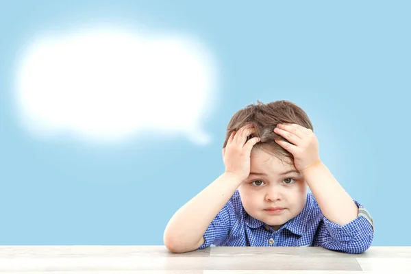 可爱的小男孩和他的思想云在孤立的背景 — 图库照片