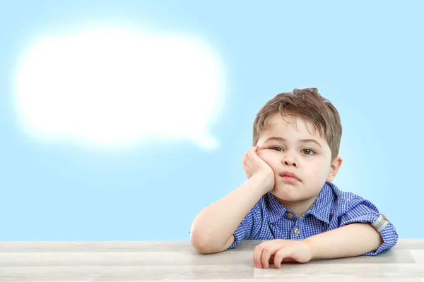 可爱的小男孩和他的思想云在孤立的背景 — 图库照片