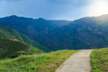 Bulutlara giden dağlarda dar yürüyüş yolu