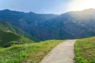 Bulutlara giden dağlarda dar yürüyüş yolu