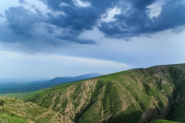 De bergen van de Iran en Turkmenistan op een zomerdag, gree — Stockfoto