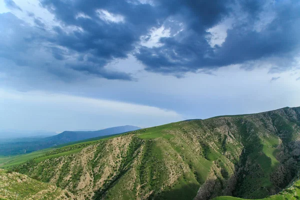 De bergen van de Iran en Turkmenistan op een zomerdag, gree — Stockfoto