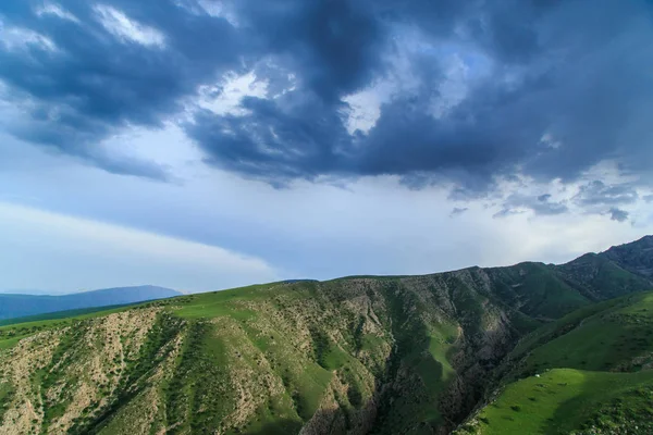 De bergen van de Iran en Turkmenistan op een zomerdag, gree — Stockfoto