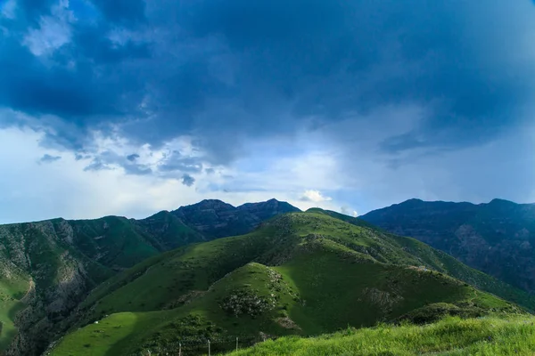 Las montañas de Irán y Turkmenistán en un día de verano, gree — Foto de Stock