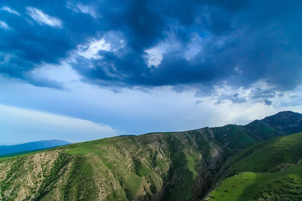 Las montañas de Irán y Turkmenistán en un día de verano, gree — Foto de Stock