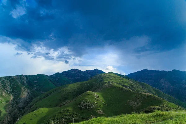 Las montañas de Irán y Turkmenistán en un día de verano, gree — Foto de Stock