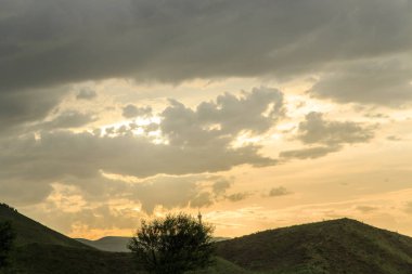 Dağların üzerinde güzel gün batımı. Güzel renkler