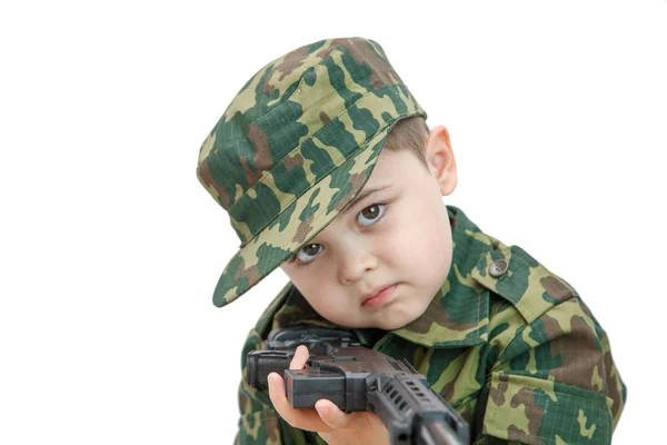 Маленький белый мальчик в военной одежде и с игрушечным оружием на — стоковое фото