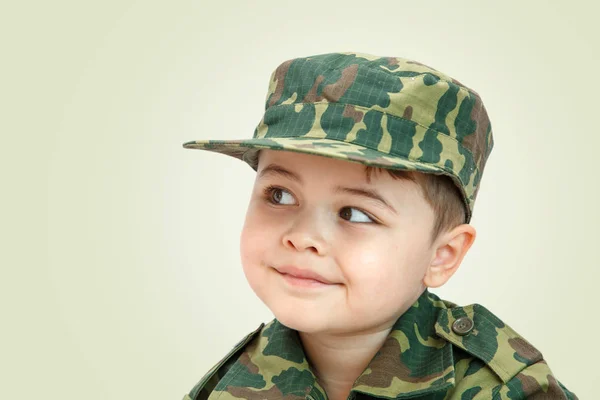 Menino caucasiano pouco em roupas militares isolado no backg luz — Fotografia de Stock