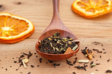 ahşap arka plan üzerinde tahta kaşıkkurutulmuş meyve ile siyah çay