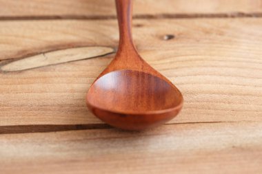 Ahşap masada arka plan olarak tahta kaşık.