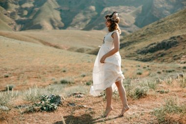 boho ya da beyaz yarı saydam elbiseli genç bir kızın portresi