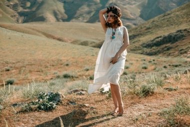 boho ya da beyaz yarı saydam elbiseli genç bir kızın portresi