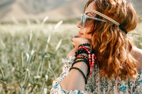 Porträt eines jungen Hippie-Mädchens auf einem Weizenfeld — Stockfoto