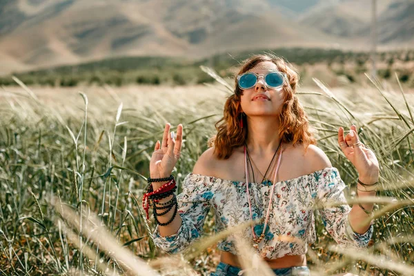 Porträt eines jungen Hippie-Mädchens auf einem Weizenfeld — Stockfoto