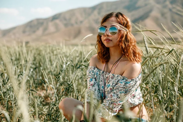 Retrato de uma jovem hippie menina em um campo de trigo — Fotografia de Stock