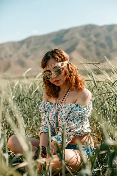 Retrato de uma jovem hippie menina em um campo de trigo — Fotografia de Stock