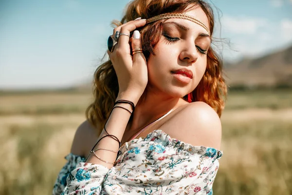 Retrato de una joven hippie en un campo de trigo — Foto de Stock