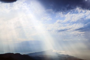 Güneş ışınları bulutlara doğru yol alır.. 