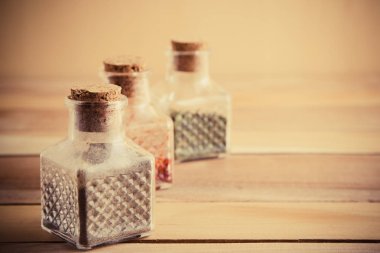 ahşap bir arka planda baharat kavanozları