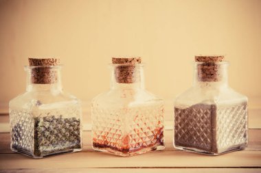 ahşap bir arka planda baharat kavanozları