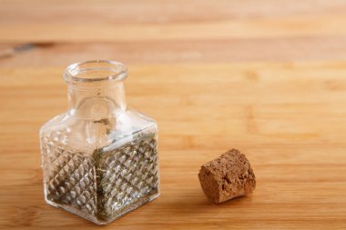 ahşap bir arka planda baharat kavanozları