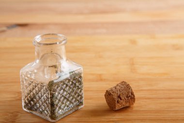 ahşap bir arka planda baharat kavanozları