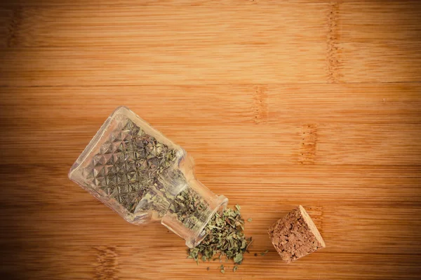 Frascos de especias sobre un fondo de madera — Foto de Stock