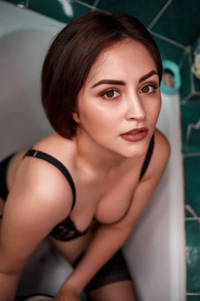 Sexy mooie brunette plus grootte in mooie zwarte lingerie in — Stockfoto
