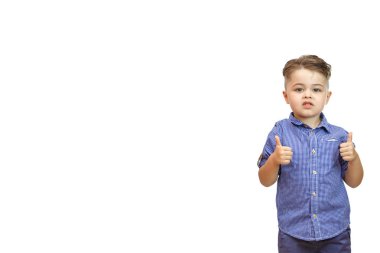 Çocukların eli bir onay jesti gösteriyor. Çok iyi. El s