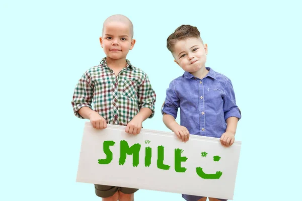 Dois meninos segurando um sinal que diz sorriso — Fotografia de Stock