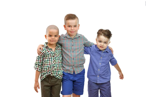 Trois garçons mignons de mode sont debout ensemble sur blanc isolé — Photo