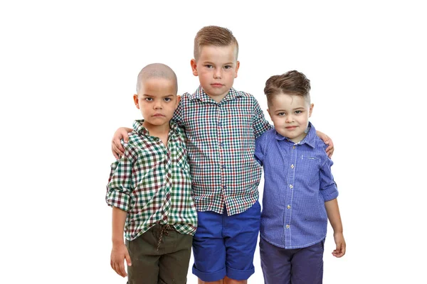 Trois garçons mignons de mode sont debout ensemble sur blanc isolé — Photo