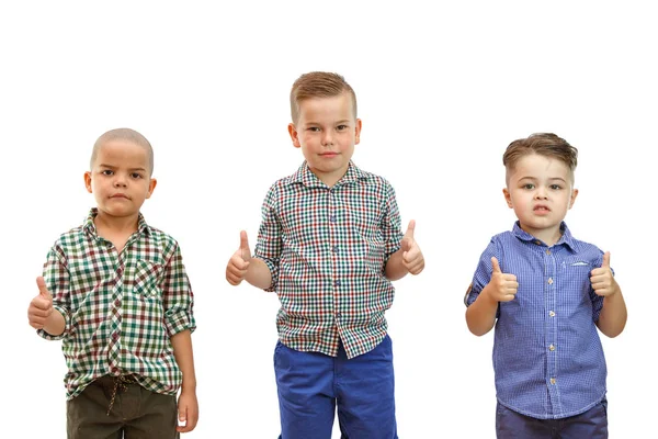 Drie jongens staan samen op de witte achtergrond en hol — Stockfoto