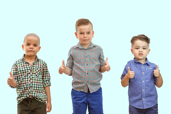 Trois garçons se tiennent ensemble sur le fond blanc et hol — Photo